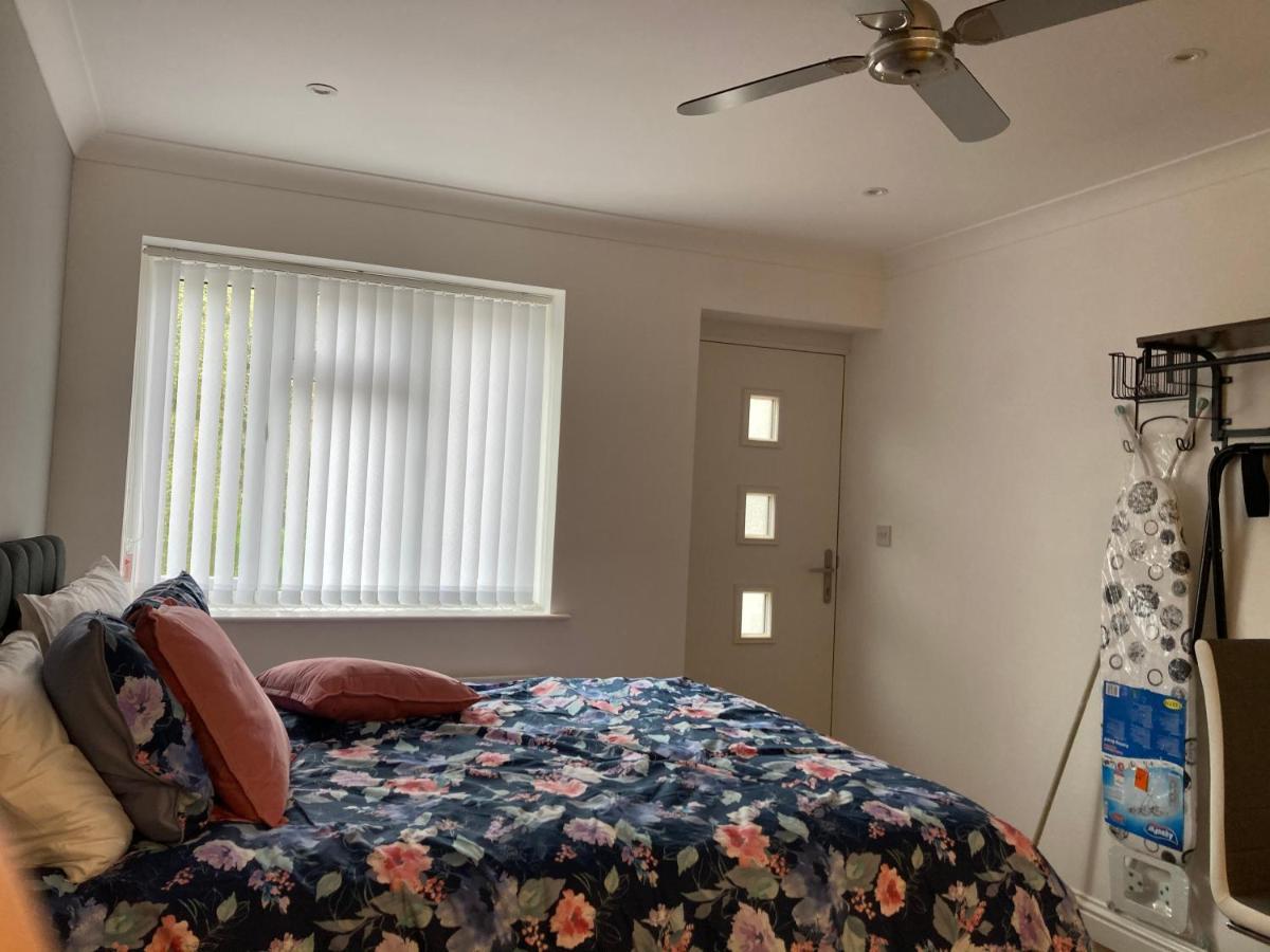 Beechfield House Modern Studio Self-Contained Unit With Free Wifi And Parking And Kitchen Area 4M From City Centre And Castle Cardiff Exterior photo